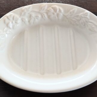 Seifenschale - weiß mit Blumen-Relief